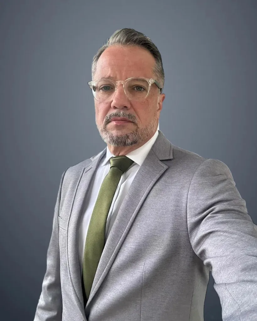 Rodrigo Titericz, advogado, de terno cinza e gravata verde